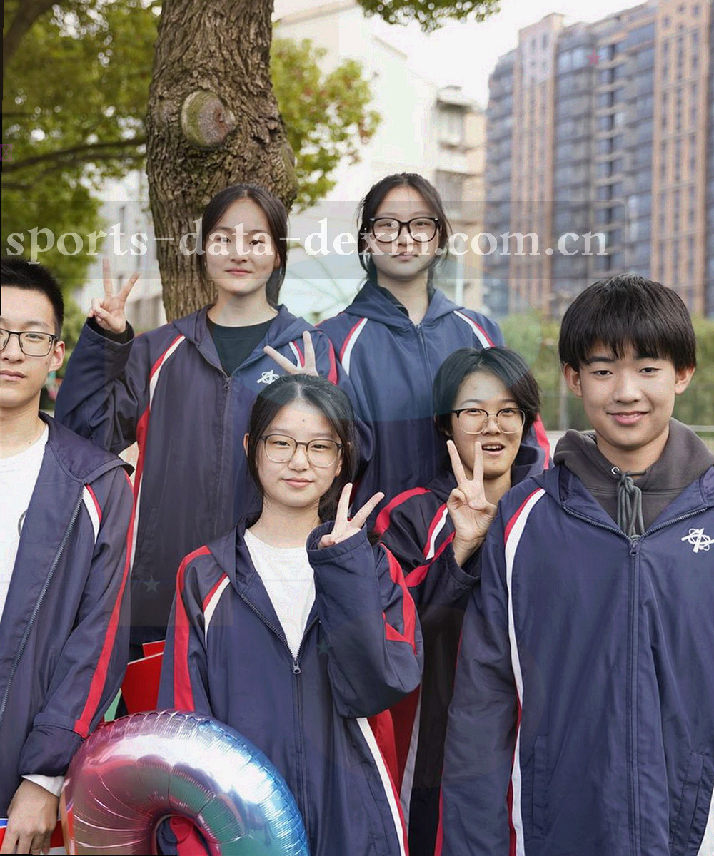 裁判手记纸页与场边计时器特写的黑白纪实照片
